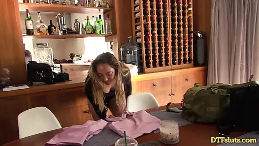 Çıplak kameralı kız Abbie Remy ve James arasında kaldı