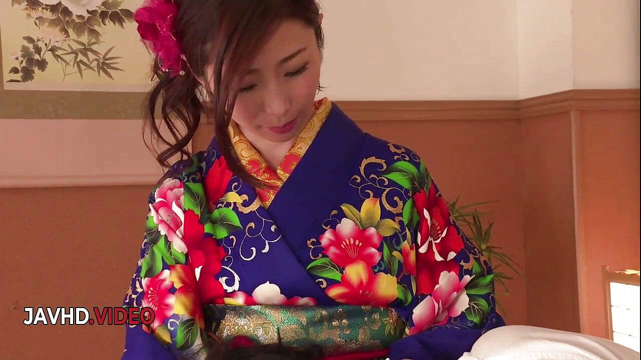 Ayumi Shinoda w seksownym kimono daje intensywny japoński lodzik