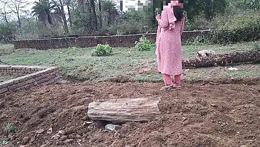 Молодая индийская женщина с другом