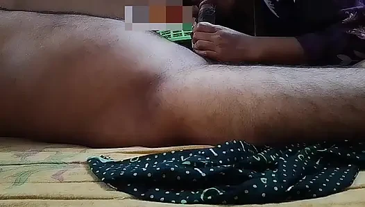Gadis India memasukkan penis suaminya ke mulutnya