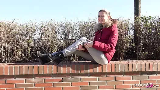 Niemiecki harcerz - ekstremalnie chuda nastolatka Gina rozmawia o ruchaniu w obsadzie