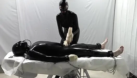 Frau Domina und ihre experimente an einer sklavin.