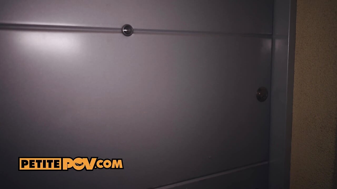 POV - La petite blonde Veronica Leal est déterminée à devenir la prochaine star du porno