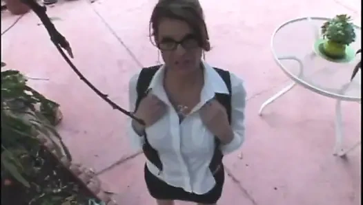 Sexy MILF mit brille reitet einen jungen schwanz