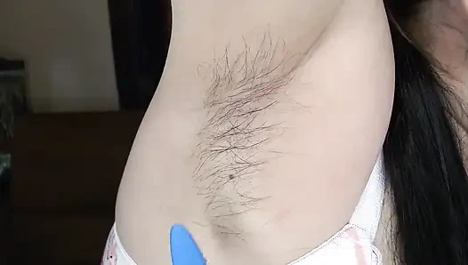 Ketiak berbulu diminyaki closeup