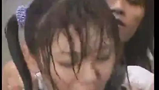 Une Japonaise se fait baiser sous la douche
