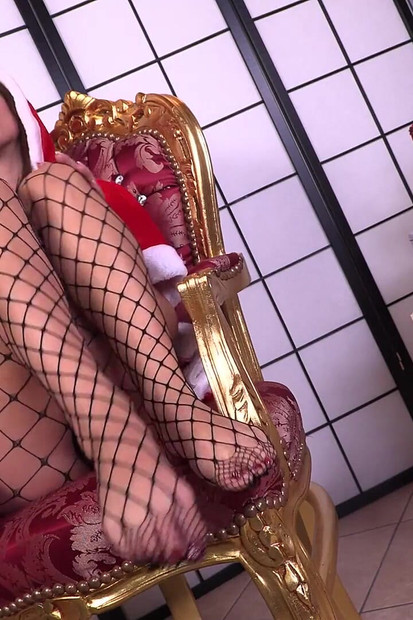 Katia Casadei yang menakjubkan menunjukkan kakinya dalam Miss Santa Costume yang seksi