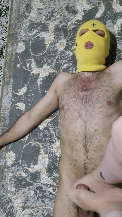 Elskerinne fotjobb og ballbusting slave hjemme