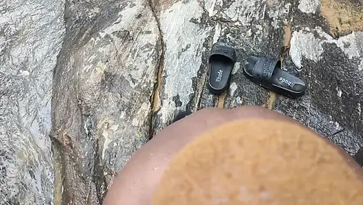 Tante semok ini pengen banget dientot sama kontolku di desa!