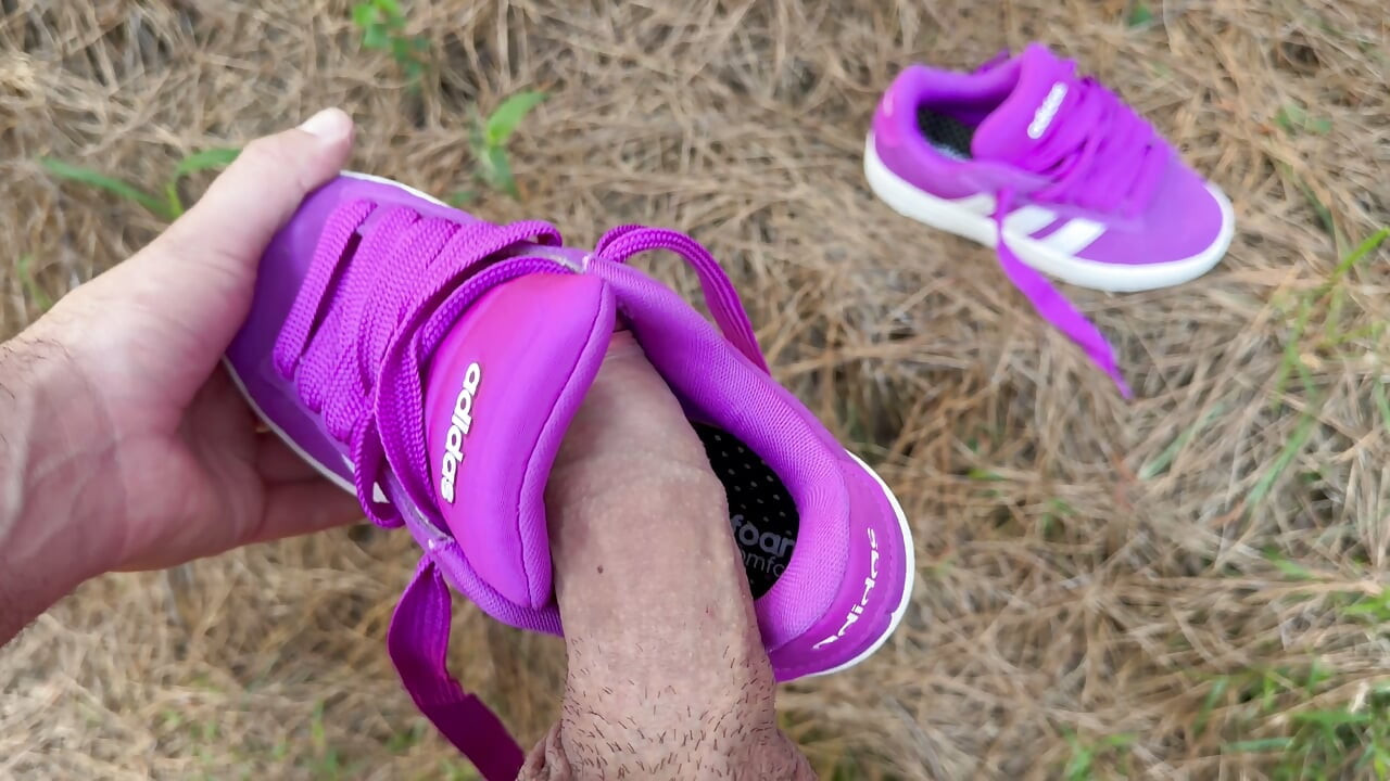 妻の新しいピンクのアディダススニーカーを履いたまま、公園で野外セックスして中出し。最初の一発目は彼の上にぶっかけた