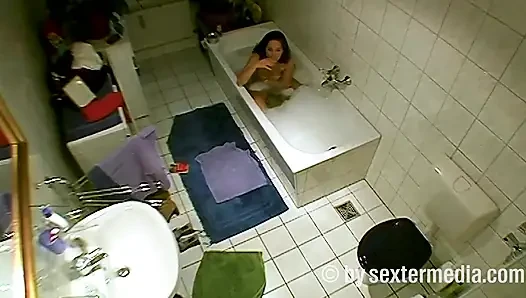 MILF занимается личной гигиеной в ванной