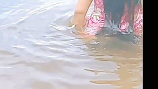 斯里兰卡农村女孩洗澡