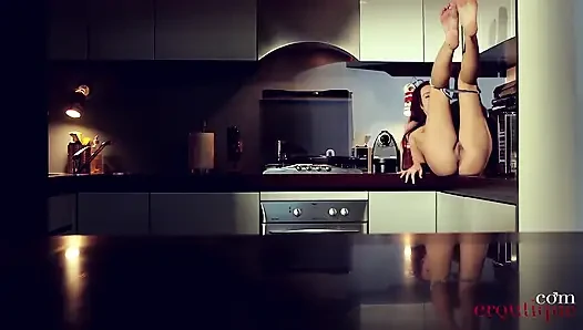 Martina violet - flexibler orgasmus in der küche
