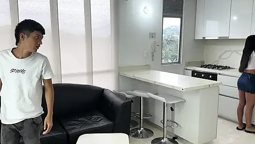 Adik tiriku yang pantat montoknya marah gara-gara nggak bantuin dia di toilet, jadi aku meyakinkannya dengan memek sempitnya yang kaya dan kuat