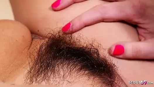 Domina iki küçük güzeli yoğun lezbiyen fff 3'lü grup seks ve gerçek orgazm için baştan çıkarıyor