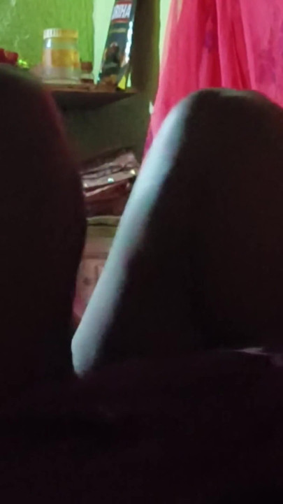 Seksowna Sangeeta Bhabhi pokazuje swoją różową cipkę i daje ładne głębokie obciąganie swojemu chłopakowi