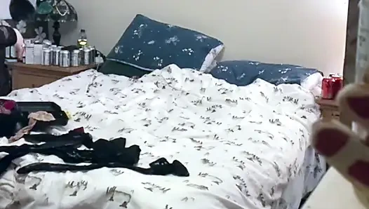 Mastürbasyon Yaparken Ve Film Çekerken Işçilerin Pencereden Izlemesine Izin Vermekten Hoşlanıyor