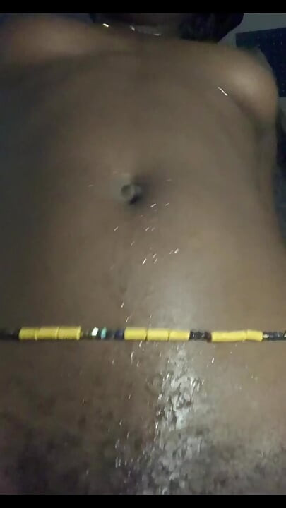 Deusa negra traz as curvas quentes de vibrações sensuais e magia twerk