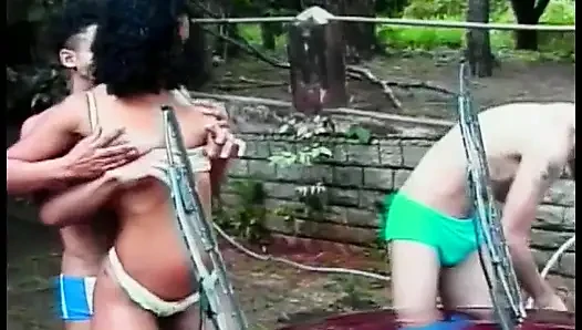 Ateşli Brezilyalı tatlı Sandra arkadaşlarına arabalarını yıkamalarını ve biraz biseksüel eğlence çimi yemelerini önerdi
