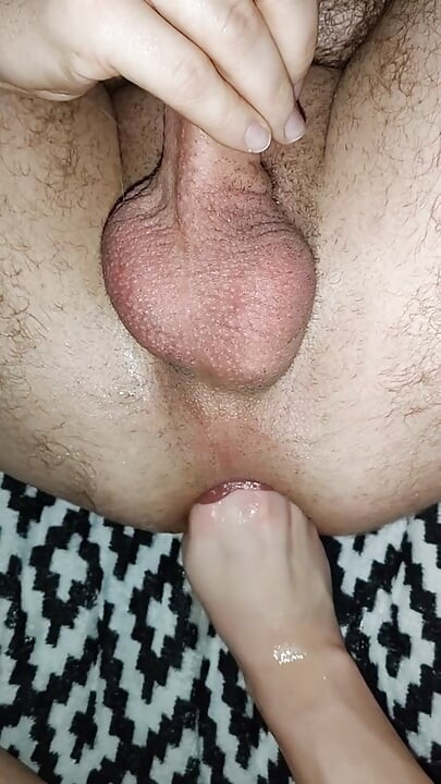 Bini saya meletakkan seluruh fisting pantat saya, saya suka fisting dan regangan pantat