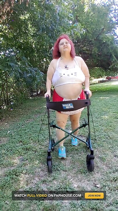 Gordinha enfermeira Vicki está dando um passeio em sua hello kitty maiô um biquíni! O que mais ela faz!