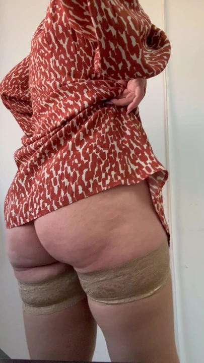 热辣熟女秘书炫耀她性感丰满的屁股