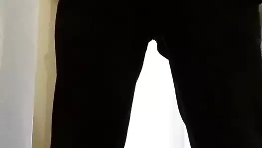 Yaşlı adam işiyor
