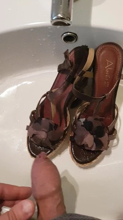 Piss on her sandals