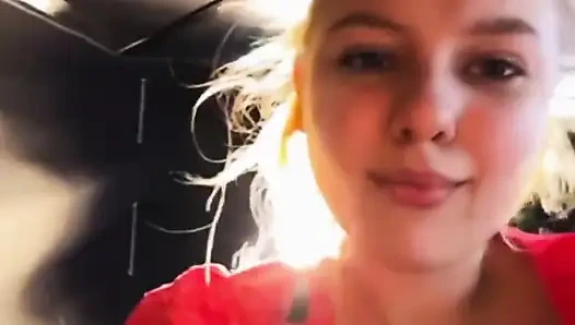 Много сквирта и трахаю пальцами розовую киску на публике