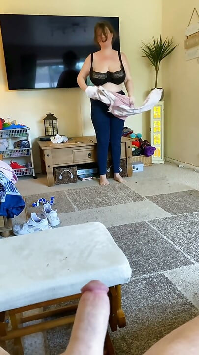 Caminando sobre mi esposa desnuda para ver su respuesta