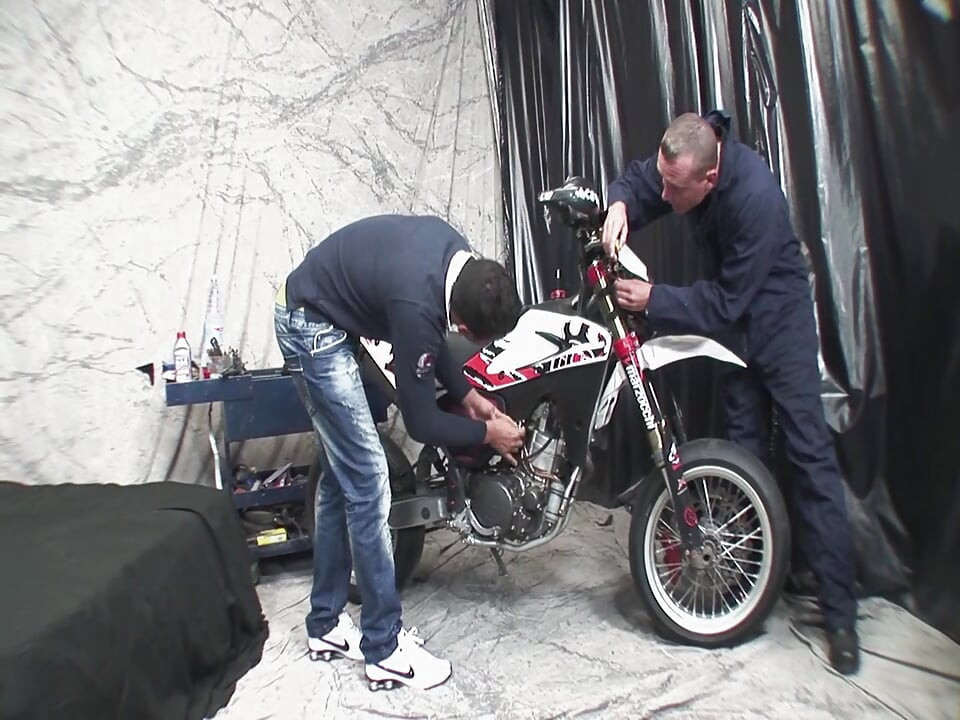 Hot Trans Foursome: 2 Stunners Fuck in Weststadt Chaos!