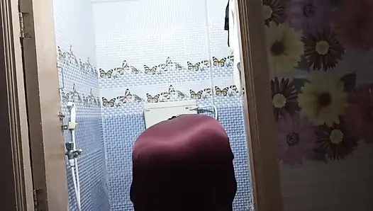 Индийская бхабхи в ванной отеля принимает душ после секса