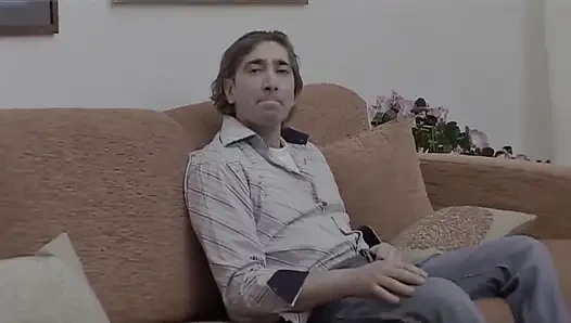 Junge Und Schöne Frau Nimmt Den Schwanz Eines Älteren Mannes Bei Einem Casting