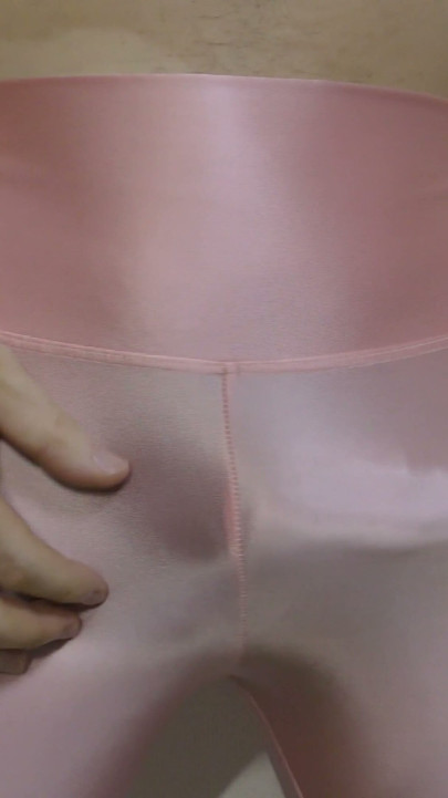 Onani med rosa spandex-leggings | Klipp 2