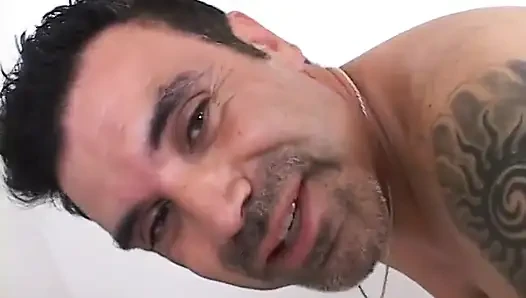 Seksi esmer dövmeli adamın göt deliğini emiyor ve büyük yarağının başını veriyor