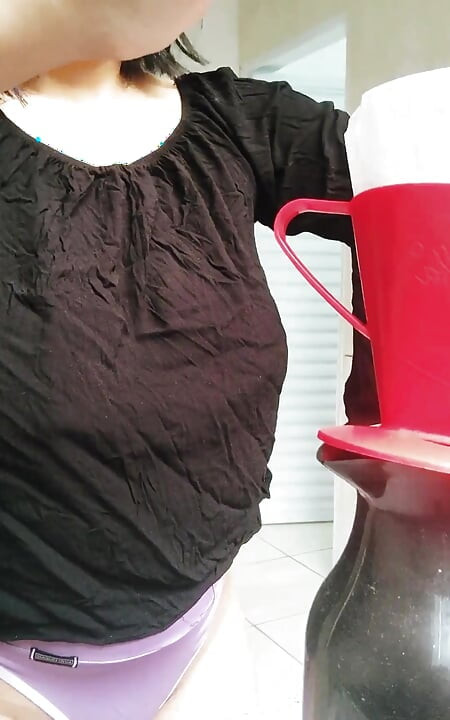 Mama își pregătește cafeaua