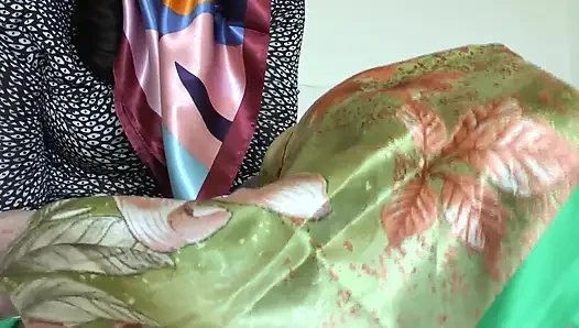 Syal satin mengkilapku akan membuatmu terangsang! Lady Victoria Valente