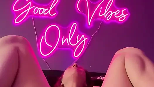 Отсос паек и игра с игрушкой