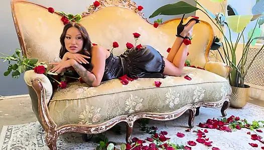 Güllü kanepede siyah elbiseli güzel Monika Fox