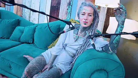 P hakkında konuşuyorum - tutku - asmr podcast sfw konuşuyor gotik sıska kız dreadlocks dövmeli model dövmeli kız