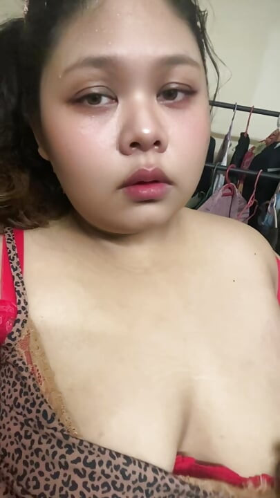 내 필리핀 의붓여동생이 히잡을 벗고 휴대폰으로 나를 위해 이 영상을 만들었다.