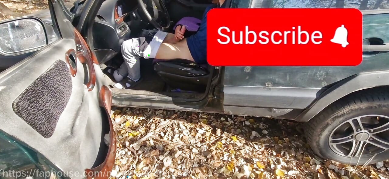当他在车里给他撸管时，我监视了一个异性恋男人，并给了他一个手淫。