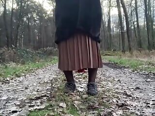 I en boniche outfit att gå en promenad i skogen