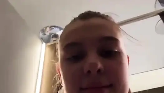 Cewek ini lagi asik fingering memek sempitnya di kamar