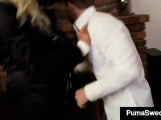 Puma Sweden et Kelly Madison en train de sucer une bite se font baiser par un veinard!