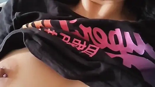 Hanya satu mainan tidak cukup. Memekku lagi pengen dientot