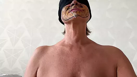Bebas pakai mulut ibu tiri untuk bongkar semua spermaku.