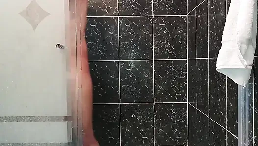 Üvey annem ben banyo yaparken onu sikmemi istiyor. Baba çalışırken.