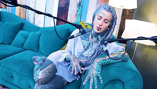 S hakkında konuşuyorum - utanç - asmr podcast sfw konuşuyor gotik sıska kız dreadlocks dövmeli model dövmeli kız