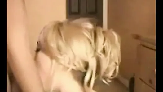 Симпатичная блондинка делает минет перед вебкамерой